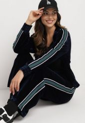 Granatowy Welurowy Komplet Dresowy z Ozdobnym Lampasem Bluza ze Stójką i Proste Spodnie Seralina. Niebieskie bluzy damskie Born2be, l, bez wzorów, z dresówki, bez ramiączek, bez kaptura. Za 109.99 zł.