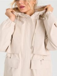 Kurtka parka z kapturem i kieszeniami z twillu - kremowy. Białe parki damskie Sinsay, l, bez wzorów, z kapturem. Za 119.99 zł.