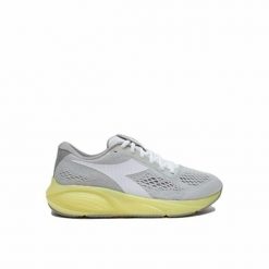 Obuwie Sportowe Damskie Diadora Freccia Szary. Szare obuwie sportowe damskie Diadora, bez wzorów, bez zapięcia. Za 179.99 zł.