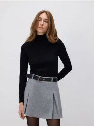Wełniany sweter z golfem - czarny. Czarne swetry nierozpinane damskie Reserved, l, bez wzorów, z dzianiny, bez kołnierzyka, bez ramiączek. Za 159.99 zł.