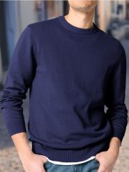 Sweter z okrągłym dekoltem - granatowy. Niebieskie swetry męskie Sinsay, l, bez wzorów, bez kołnierzyka, bez ramiączek. Za 19.99 zł.