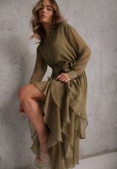 Zielona Sukienka o Koszulowym Kroju z Przedłużonym Tyłem i Falbanami Savarinna. Zielone sukienki damskie Renee, l, bez wzorów, z poliesteru, bez kołnierzyka, bez ramiączek, midi, koszulowe. Za 219.99 zł.