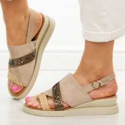 Beżowe zamszowe sandały damskie na koturnie Jezzi 2267-13. Brązowe sandały damskie Jezzi, bez wzorów, z zamszu, bez obcasa, na koturnie, bez zapięcia. Za 189.00 zł.