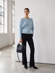 Sweter z dekoltem w łódkę - błękitny. Niebieskie swetry nierozpinane damskie Sinsay, l, bez wzorów, bez kołnierzyka, bez ramiączek. Za 49.99 zł.