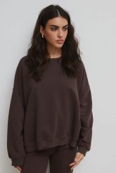 Bluza damska o kroju regular fit w kolorze CHOCOLATE - PHENIX-UNI. Czarne bluzy damskie Marsala, uniwersalny, bez wzorów, z bawełny, bez ramiączek, bez kaptura. Za 259.90 zł.