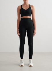 Damskie legginsy prążkowane, wysoki stan, boczna kieszeń Performance czarne. Czarne legginsy damskie Aim'n, bez wzorów, z elastanu. Za 297.00 zł.