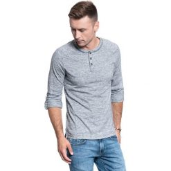 MUSTANG Anton Raglan Henley 1011092 5323. T-shirty męskie Mustang, xxl, bez wzorów, bez kołnierzyka, bez ramiączek. Za 99.99 zł.