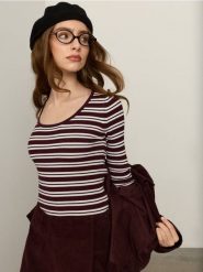 Prążkowany sweter w paski z wiskozą - wielobarwny. Swetry nierozpinane damskie Sinsay, l, bez wzorów, prążkowane, bez kołnierzyka, bez ramiączek. Za 39.99 zł.