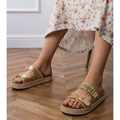 Złote klapki espadryle brokatowe z klamerkami złoty. Żółte klapki damskie na lato, bez wzorów, ze skóry, casualowe, z okrągłym noskiem, bez obcasa, na platformie, bez zapięcia. Za 86.24 zł.