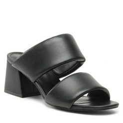 Klapki Steve Madden. Czarne klapki damskie Steve Madden, bez wzorów, bez obcasa, bez zapięcia. Za 269.99 zł.