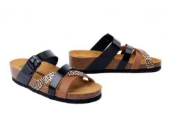 DR. BRINKMANN 700904-01 schwarz, klapki damskie. Czarne klapki damskie Dr. Brinkmann, na lato, bez wzorów, bez obcasa, na koturnie, bez zapięcia. Za 194.90 zł.