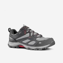 Buty turystyczne męskie Quechua MH100 wodoodporne. Czerwone buty zimowe męskie QUECHUA, bez wzorów, z kauczuku, bez obcasa, bez zapięcia. Za 229.99 zł.
