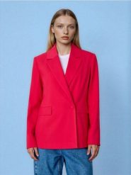 Żakiet jednorzędowy - różowy. Czerwone marynarki i żakiety damskie Sinsay, bez wzorów, bez kołnierzyka, bez ramiączek. Za 79.99 zł.