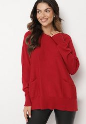 Bordowy Sweter z Wiskozą i Kieszeniami Everina. Czerwone swetry nierozpinane damskie Born2be, bez wzorów, z jeansu, eleganckie, bez kołnierzyka, bez ramiączek. Za 64.99 zł.