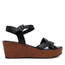 Sandały Lasocki. Czarne sandały damskie Lasocki, bez wzorów, bez obcasa, na koturnie, bez zapięcia. Za 179.99 zł.