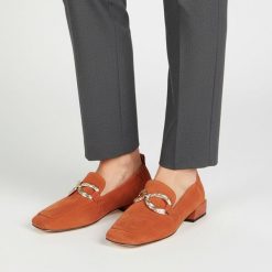 Półbuty damskie S.Barski, cholewka skóra naturalna zamszowa niski fason kwadratowy nosek ozdobny metalowy element na podbiciu stabilny niski obcas fa. Brązowe półbuty damskie S.BARSKI, bez wzorów, ze skóry, bez obcasa, na obcasie, bez zapięcia. Za 389.00 zł.