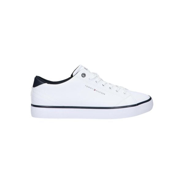 Tenisówki Tommy Hilfiger Model Th Hi Vulc Core Low Leather Ess Kolor Biały. Białe trampki męskie Tommy Hilfiger, bez wzorów, ze skóry, bez zapięcia. Za 410.85 zł.