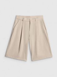 4F Spodenki casual damskie - kremowe L. Białe szorty damskie 4F, bez wzorów, z tkaniny, casualowe, z podwyższonym stanem. Za 169.99 zł.
