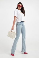 Jeansy damskie ELISABETTA FRANCHI. Jeansy damskie Elisabetta Franchi, bez wzorów, z jeansu. W wyprzedaży za 1,447.20 zł.