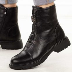 Czarne botki damskie M.Daszyński 2501-9. Czarne botki damskie M.Daszyński, na zimę, z aplikacjami, z jeansu, eleganckie, z okrągłym noskiem, bez obcasa, na obcasie, bez zapięcia. W wyprzedaży za 179.10 zł.