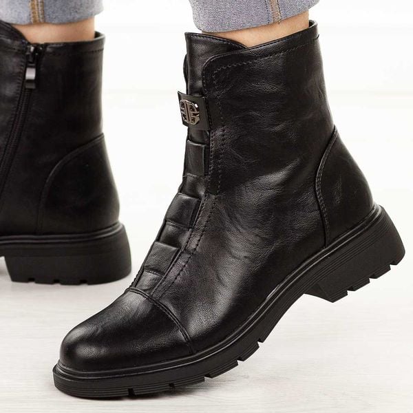 Czarne botki damskie M.Daszyński 2501-9. Czarne botki damskie M.Daszyński, na zimę, z aplikacjami, z jeansu, eleganckie, z okrągłym noskiem, bez obcasa, na obcasie, bez zapięcia. W wyprzedaży za 189.05 zł.