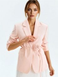 Żakiet z ozdobnym paskiem z różą 3D - różowy. Czerwone marynarki i żakiety damskie Sinsay, bez wzorów, bez kołnierzyka, bez ramiączek. Za 79.99 zł.