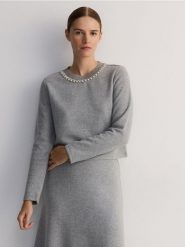 Bluza z ozdobnym dekoltem - ciemnoszary. Szare bluzy damskie Reserved, l, bez wzorów, z bawełny, bez ramiączek, bez kaptura. W wyprzedaży za 89.99 zł.