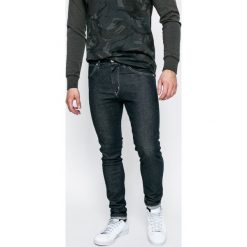 Wrangler - Jeansy Strangler Rinse. Niebieskie jeansy męskie Wrangler, z bawełny. W wyprzedaży za 129.90 zł.
