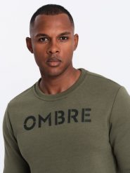 Klasyczna bluza męska dresowa z napisem – ciemnooliwkowa V2. Zielone bluzy męskie Ombre Clothing, m, bez wzorów, z bawełny, klasyczne, bez ramiączek, bez kaptura. W wyprzedaży za 119.99 zł.