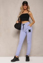 Fioletowe Spodnie Dresowe z Naszywką na Nogawce Aralsta. Fioletowe spodnie dresowe damskie Renee, z aplikacjami, z dresówki, klasyczne. Za 49.99 zł.
