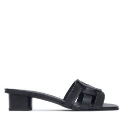 Klapki Furla. Czarne klapki damskie Furla, bez wzorów, bez obcasa, bez zapięcia. Za 1,109.00 zł.