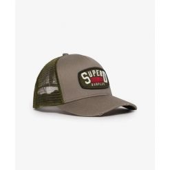 Damska czapka typu trucker Superdry. Szare czapki damskie Superdry, bez wzorów. W wyprzedaży za 131.90 zł.