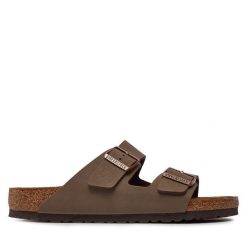 Klapki Birkenstock. Brązowe klapki męskie Birkenstock, bez wzorów, z nubiku, bez zapięcia. Za 329.99 zł.