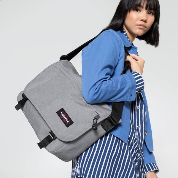 Torba na ramię Eastpak Delegate Plus. Szare torby na ramię męskie Eastpak, z nylonu, na ramię, duże. Za 159.00 zł.