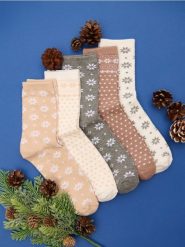 Skarpetki w świąteczny wzór 5 pack - wielobarwny. Skarpetki damskie Sinsay, bez wzorów. Za 17.99 zł.
