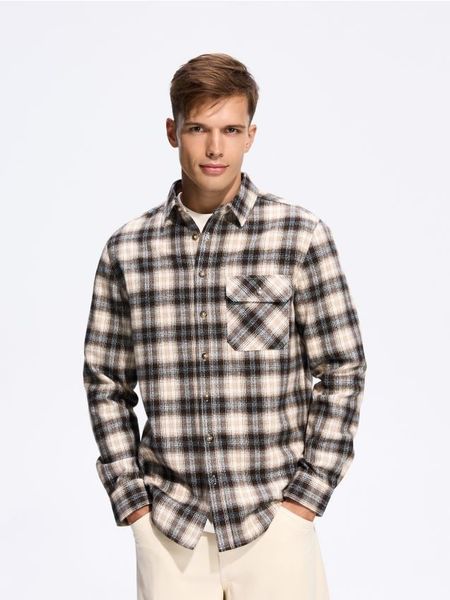 Koszula regular fit w kratę - beżowy. Brązowe koszule męskie Reserved, l, bez wzorów, z bawełny, bez kołnierzyka, bez ramiączek. Za 139.99 zł.