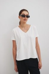 T shirt z dekoltem w kształcie V w kolorze ECRU- V NECK-S. Białe t-shirty damskie Marsala, s, bez wzorów, z bawełny, eleganckie, bez kołnierzyka, bez ramiączek. Za 69.90 zł.