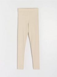 Prążkowane legginsy z gumką w pasie - kremowy. Białe legginsy damskie Sinsay, bez wzorów, prążkowane. Za 29.99 zł.