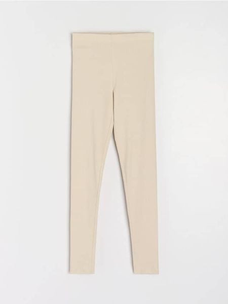 Prążkowane legginsy z gumką w pasie - kremowy. Białe legginsy damskie Sinsay, bez wzorów, prążkowane. Za 29.99 zł.