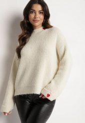 Beżowy Sweter z Wełną Ozdobiony Sercem Tinnasja. Brązowe swetry nierozpinane damskie Born2be, bez wzorów, z jeansu, eleganckie, bez kołnierzyka, bez ramiączek. Za 109.99 zł.