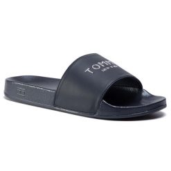 Klapki Tommy Hilfiger. Niebieskie klapki damskie Tommy Hilfiger, bez wzorów, bez obcasa, bez zapięcia. Za 149.99 zł.