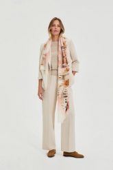 Szal różowy. Czerwone szaliki damskie MOODO, bez wzorów, z poliesteru. Za 49.99 zł.