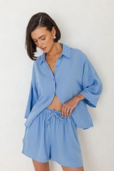 KOSZULA MEL NIEBIESKA XS - Flawless. Niebieskie koszule damskie Flawless, xs, bez wzorów, z materiału, klasyczne, bez kołnierzyka, bez ramiączek. Za 397.00 zł.