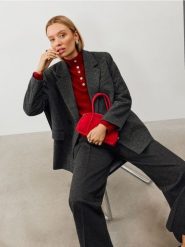 Klasyczny żakiet dwurzędowy oversize - czarny. Czarne marynarki i żakiety damskie Sinsay, bez wzorów, klasyczne, bez kołnierzyka, bez ramiączek. Za 79.99 zł.