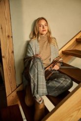 Sweter z golfem beżowy. Brązowe swetry nierozpinane damskie MOODO, l, bez wzorów, z elastanu, bez kołnierzyka, bez ramiączek. W wyprzedaży za 47.99 zł.