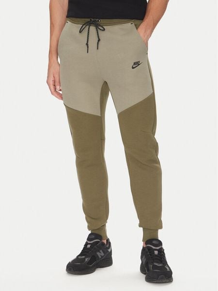 Nike Spodnie dresowe Tech HV0959 Khaki Regular Fit. Brązowe spodnie sportowe męskie Nike, l, bez wzorów, z dresówki. Za 439.99 zł.