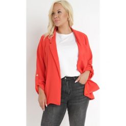 Czerwona Marynarka Oreithousa. Czerwone marynarki i żakiety damskie Born2be, bez wzorów, z tkaniny, biznesowe, bez kołnierzyka, bez ramiączek. Za 99.99 zł.