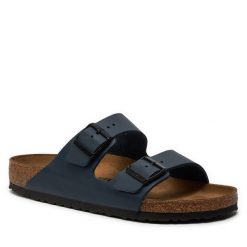 Klapki Birkenstock. Czarne klapki damskie Birkenstock, bez wzorów, bez obcasa, bez zapięcia. Za 629.99 zł.