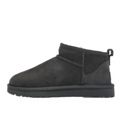 Buty do chodzenia dla dorosłych UGG Classic Ultra Mini Boot Grey. Szare obuwie sportowe damskie UGG, bez wzorów, bez zapięcia, trekkingowe. Za 769.00 zł.