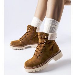Brązowe ocieplane damskie zimowe buty Bassano. Brązowe botki damskie na zimę, bez wzorów, eleganckie, z okrągłym noskiem, za kostkę, bez obcasa, bez zapięcia. Za 193.21 zł.